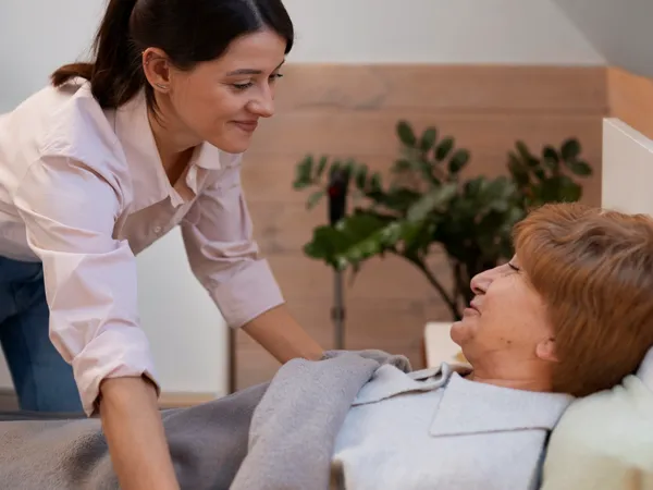 Infirmière prenant soin d'un patient âgé à domicile