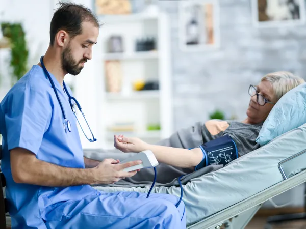 Professionnelle de santé en consultation à domicile