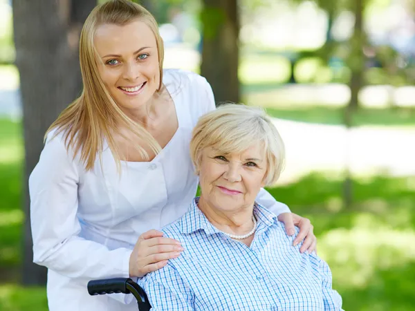 Professionnelle de santé prenant soin d'un patient à domicile