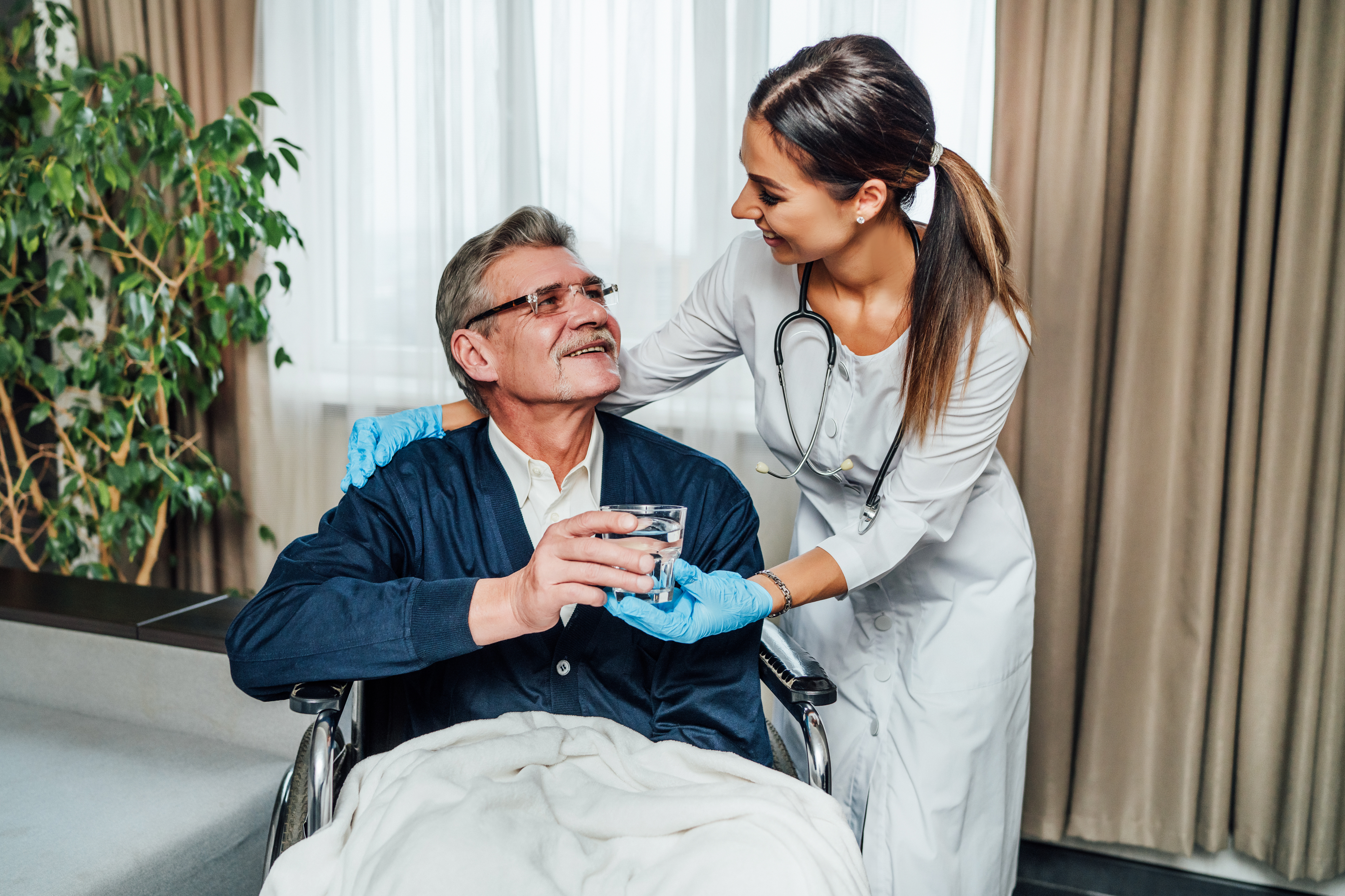 Professionnel de santé accompagnant un patient à domicile